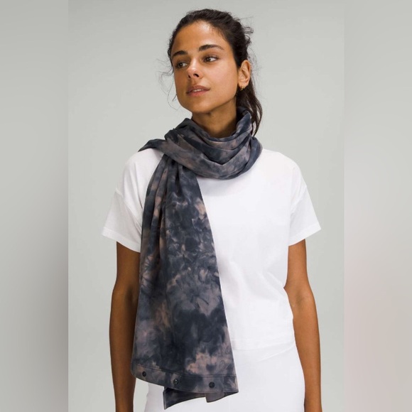 NWT Lululemon Customizable Snap Scarf
Diamond Dye Lunar Rock True Navy - Picture 2 of 5